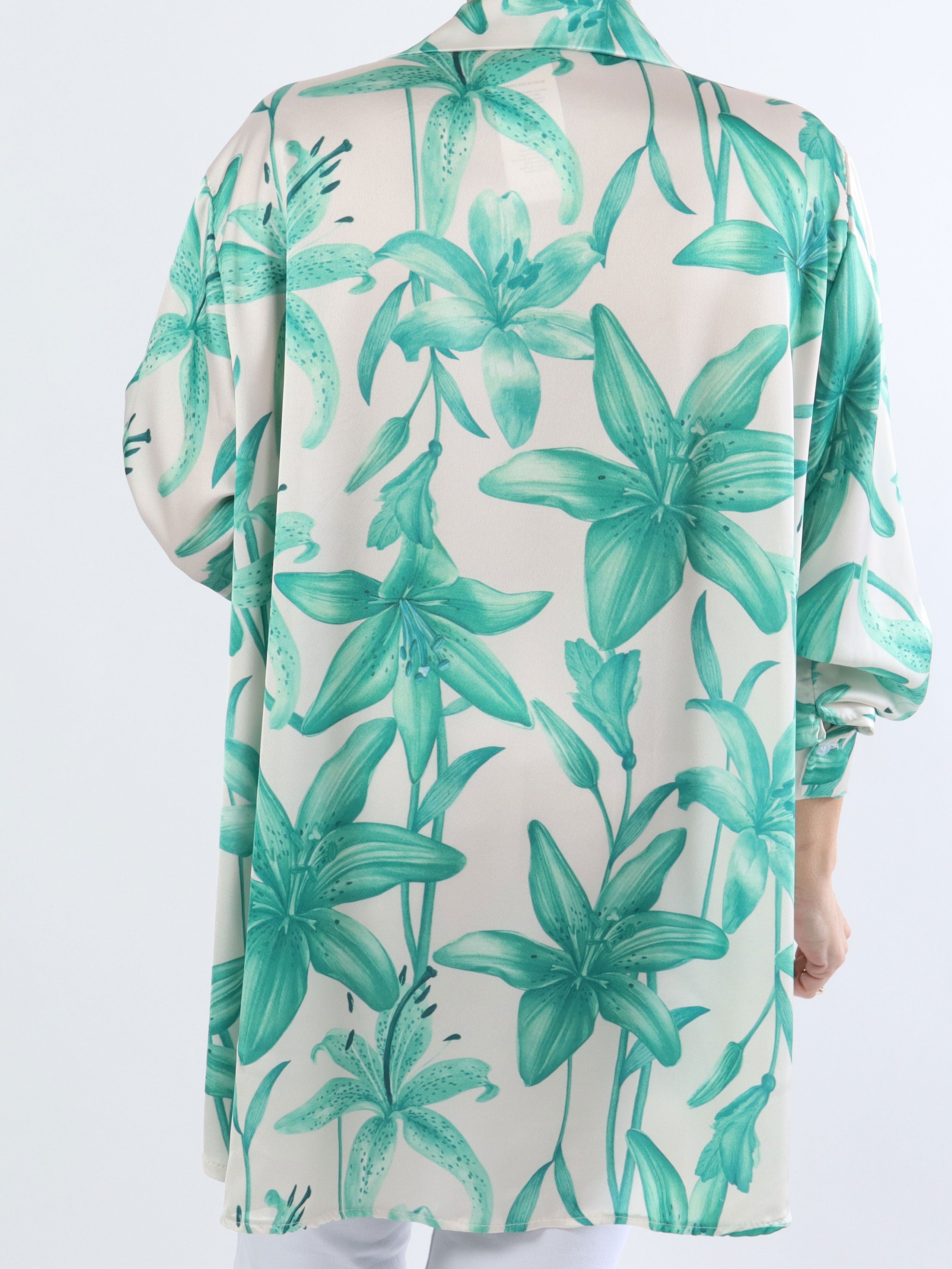 Paradise - Sød plus size skjorte i silkelook med liljemotiver